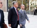 Ông Dean Skelos, 67 tuổi, và con trai Dean Skelos, 32 tuổi, trên đường đến đầu thú tại một văn phòng của FBI ở Manhattan.