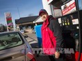 Một người dân mua xăng tại trạm xăng ở Dellwood, bang Missouri, Mỹ. Ảnh: AFP-TTXVN