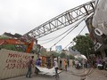 Chiếc cần cẩu đổ vào hai căn nhà trên phố Cầu Giấy. Ảnh: Bá Đô