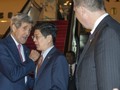 Ngoại trưởng Mỹ John Kerry nói chuyện với một quan chức ngoại giao Trung Quốc sau khi máy bay chở ông hạ cánh xuống sân bay quốc tế Bắc Kinh sáng nay. Ảnh: AP