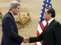 Ngoại trưởng Mỹ John Kerry bắt tay Bộ trưởng Ngoại giao Trung Quốc Vương Nghị tại buổi họp báo chung hôm nay. Ảnh: Reuters