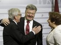 Tổng thống Ukraine Petro Poroshenko (ở giữa) tham dự hội nghị thượng đỉnh với lãnh đạo các nước EU ở Riga 