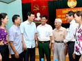 Ông Phạm Minh Huấn (giũa) tiếp xúc với cử tri Tuyên Quang