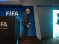 Blatter ra về sau tuyên bố từ chức, phát đi từ trụ sở FIFA ở Zurich. Ảnh:AFP.