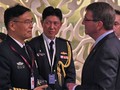 Đô đốc Tôn Kiến Quốc (trái) và Bộ trưởng Quốc phòng Mỹ Ashton Carter (phải) tại Đối thoại Shangri-La cuối tuần qua. Ảnh: WSJ