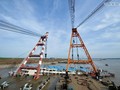 Trung Quốc nâng tàu chìm trên sông Trường Giang