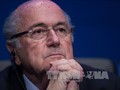 Chủ tịch FIFA Sepp Blatter bất ngờ tuyên bố trong cuộc họp báo tại trụ sở Liên đoàn bóng đá ở Zurich ngày 2/6. Ảnh: AFP/ TTXVN 