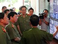 Thứ trưởng Bộ Công an Bùi Văn Nam xem phòng điều khiển hệ thống camera giám sát. Ảnh: Duy Trần