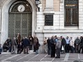 Người dân Hy Lạp chờ lĩnh lương tại Ngân hàng Trung ương ở thủ đô Athens. 