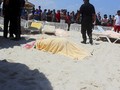 Thi thể một du khách thiệt mạng trong vụ tấn công khủng bố ở Tunisia hôm qua. Ảnh: Reuters.