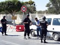 Lực lượng an ninh Tunisia làm nhiệm vụ tại khu vực xáy ra vụ tấn công. Ảnh: AFP/TTXVN 