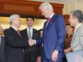 Tổng bí thư Nguyễn Phú Trọng, thứ hai từ phải sang, cùng cựu Tổng thống Mỹ Bill Clinton tại Hà Nội hôm 2/7. Ảnh: Reuters