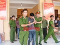 Nghi phạm Nguyễn Hải Dương được dẫn giải từ trụ sở công an huyện Chơn Thành, tỉnh Bình Phước ra xe về trại tạm giam - Ảnh: Xuân An