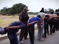 IS trói tay các nạn nhân và áp giải tới địa điểm hành quyết. Ảnh cắt từ video