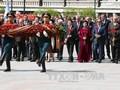 Chủ tịch nước Trương Tấn Sang cùng Tổng thống Nga Putin và nguyên thủ nhiều nước tham dự lễ đặt vòng hoa tại Đài tưởng niệm các Chiến sĩ vô danh nhân Lễ kỷ niệm 70 năm Chiến thắng trong Chiến tranh Vệ quốc vĩ đại, ngày 9/5/2015. Ảnh: Nguyễn Khang - TTXVN