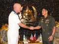 Đô đốc Scott Swift, Tư lệnh Hạm đội Thái Bình Dương của Mỹ, hôm nay bắt tay với Trung tướng Hernando Iriberri, Tham mưu trưởng Các Lực lượng Vũ trang Philippines. Ảnh: Inquirer
