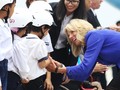 Bà Biden vui vẻ khi trò chuyện với những đứa trẻ Việt Nam đón bà tại sân bay quốc tế Nội Bài - Ảnh: NGUYỄN KHÁNH