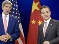 Ngoại trưởng Mỹ John Kerry và người đồng cấp Trung Quốc Vương Nghị. Ảnh: IBT