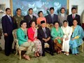 Cố tổng thống Suharto (thứ ba từ trái, hàng đầu) chụp ảnh cùng gia đình năm 1993 - Ảnh: TEMPO