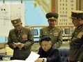 Ông Ri Yong-gil (giữa) trong một buổi làm việc cùng nhà lãnh đạo Kim Jong-un. (Ảnh: Rodong Sinmun)