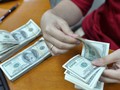 Đôla ngân hàng và tự do liên tục tăng trong sáng nay. Ảnh:Anh Quân.