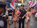 Cảnh sát New York bị chỉ trích dữ dội khi chụp ảnh cùng các cô gái khỏa thân 