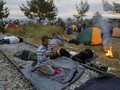 Người nhập cư Syria nghỉ chân ở biên giới Hi Lạp - Macedonia - Ảnh: Reuters