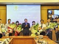 Bộ trưởng Bộ Tư pháp Hà Hùng Cường tặng hoa chúc mừng các ứng viên trúng tuyển. Ảnh: Cổng thông tin Bộ Tư pháp