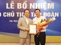 Ông Trịnh Văn Quyết, Chủ tịch HĐQT tặng hoa ôngLê Thành Vinh.