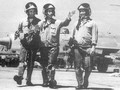 Các phi công thiện xạ của Việt Nam Nguyễn Văn Cốc (hạ 9 máy bay Mỹ, bên phải) và Nguyễn Đức Soát (hạ 6 máy bay Mỹ, bên trái) đang nghe Phạm Thanh Ngân (hạ 8 máy bay Mỹ, ở giữa) kể về một chiến công của mình