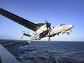 Máy bay E-2C Hawkeye cất cánh trên tàu sân bay Dwight Eisenhower