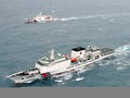 Hai tàu hải cảnh 2901 và tàu hải cảnh 2502 đang hải hành trên vùng nước biển Hoa Đông