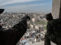 Binh sĩ quân đội Syria đối diện với khu chung cư dự án 1070 ở Tây Nam Aleppo