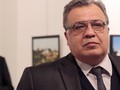 Đại sứ Nga Andrei Karlov, phía sau ông là thủ phạm vụ ám sát