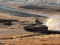 Xe tăng quân đội Syria tiến công trên chiến trường phía đông Aleppo