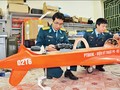 Đại tá Đoàn Hồng Việt (bên phải), Trưởng phòng và Đại úy Phạm Đình Hưng, Phó trưởng Phòng Nghiên cứu phương tiện bay không người lái, kiểm tra một chiếc máy bay không người lái.