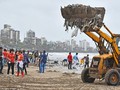 Dọn rác trên bãi biển Versova ở Mumbai, Ấn Độ