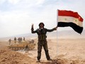Binh sĩ Syria cùng lá cờ trên sa mạc Palmyra (ảnh minh họa)