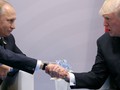 Cái bắt tay chặt cứng của tổng thống Mỹ Donald Trump với tổng thống Nga Vladimir Putin