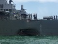 Lỗ thủng tai nạn va chạm trên thân khu trục hạm USS John S McCain - ảnh Dailymail