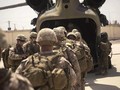 Lính thủy đánh bộ Mỹ - cố vấn quân sự lên trực thăng Chinook CH-47 sau sứ mênh tập huấn, cố vấn và yểm trợ tại Trung tâm Cảnh sát tỉnh Helmand ở Lashkar Gah, Afghanistan, ngày 09.07.2017.
