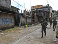 Lính thủy đánh bộ Philippines trên đường phố Marawi - ảnh ABS-CBN News
