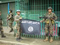 Binh sĩ Philippine với một lá cờ IS thu được trong cuộc tấn công vào 1 khu phố trung tâm Marawi - ảnh minh họa của Masdar News
