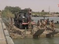 Quân đội Nga lắp đặt cầu vượt cho quân đội Syria vượt sông Euphrates