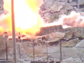 Một chiếc xe tăng của quân đội Syria trúng đạn chống tăng của phiến quân - ảnh minh họa video