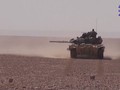 Xe tăng lực lượng Hezbolah tấn công IS trên vùng sa mạc tây nam Deir Ezzor - ảnh video truyền thông Hezbollah