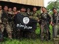 Binh sĩ Philippines với cờ của IS, quay ngược xuống dưới sau khi giải phóng hoàn toàn Marawi