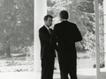 John F. Kennedy gặp anh trai, cựu Tổng chưởng lý Robert F. Kennedy, tại Nhà Trắng ở Washington. REUTERS / Cecil Stoughton / Nhà Trắng / Thư viện Tổng thống John F. Kennedy.