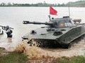 Xe tăng bơi PT-76 huấn luyện chiến đấu cùng lực lượng hải quân đánh bộ Việt Nam - ảnh QPVN