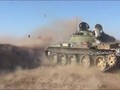 Xe tăng quân đội Syria tiến công trên chiến trường Hama, ảnh minh họa Masdar News